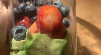 Koktajl z owoców leśnych, kiwi i awokado